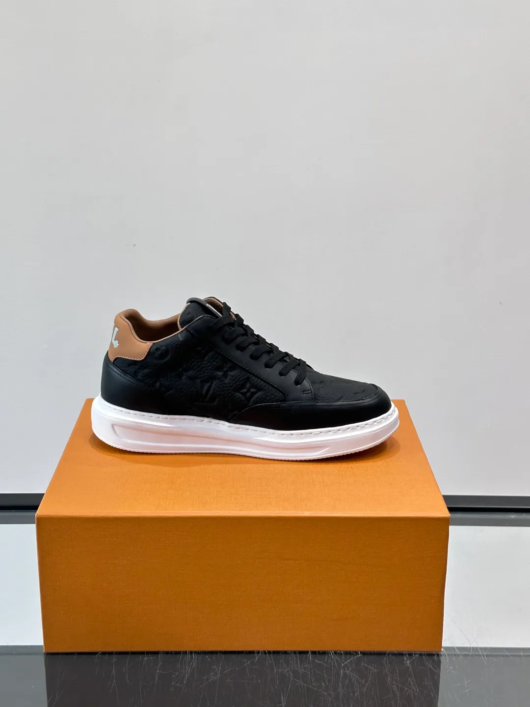 Men's shoes 💰p400 "＊OUIS ＊UITTO＊" Men's sports shoes, grained cow leather are low-key and recognizable. The rubber sole is thick and lightweight, the padded insole + technical lining make it super comfortable to wear! The main color with brown details is versatile and fashionable, and can be worn for daily leisure or business ~ LV embossing on the side of the shoe + brand logo on the sole, perfect details! size: 38-44 (45 customized)